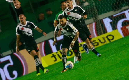 Torcedores sugerem vaquinha para Rossi sair do Vasco: ‘Quanto a torcida precisa arrecadar?’ Rossi foi substituído no intervalo (Foto: Luiz Erbes/AGIF)