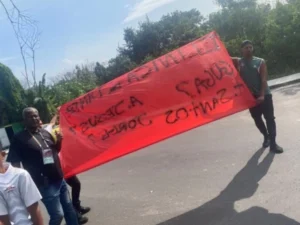 Torcida do Fluminense protesta na porta do CT