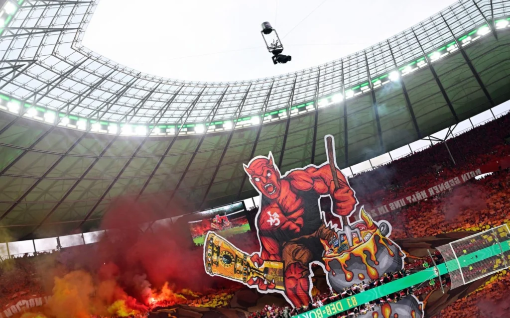 Torcida do Kaiserslautern faz mosaico impressionante antes da final da DFB Pokal; veja vídeo Mosaico da torcida. (Foto: AFP)