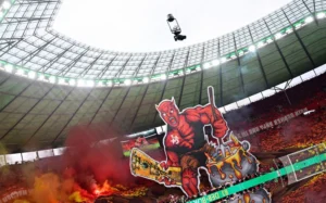 Torcida do Kaiserslautern cria mosaico impressionante antes da final da DFB Pokal; veja vídeo