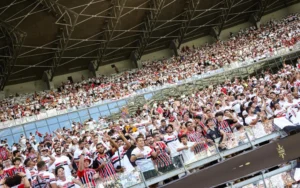 Torcida do São Paulo enfrenta obstáculos para acessar Mineirão no jogo decisivo da Supercopa