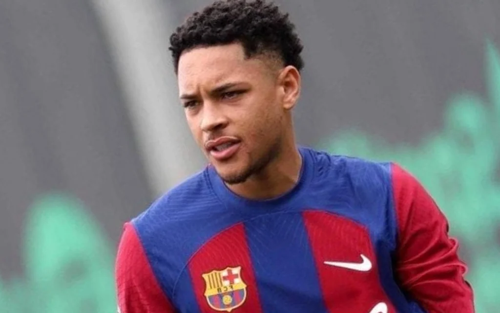 Treinador do Barcelona abre o jogo sobre saída de Vitor Roque Vitor Roque