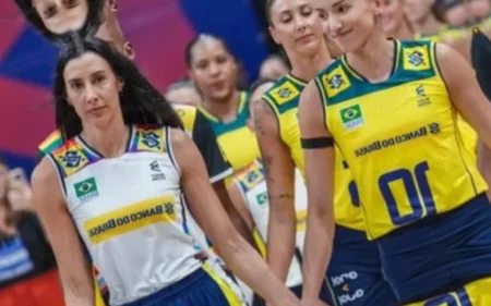 Treta no vôlei! Suposto perfil fake de Sheilla Castro para atacar Gabi viraliza  Gabi Guimarães e Sheilla Castro na seleção de vôlei (Foto: Reprodução/Instagram)