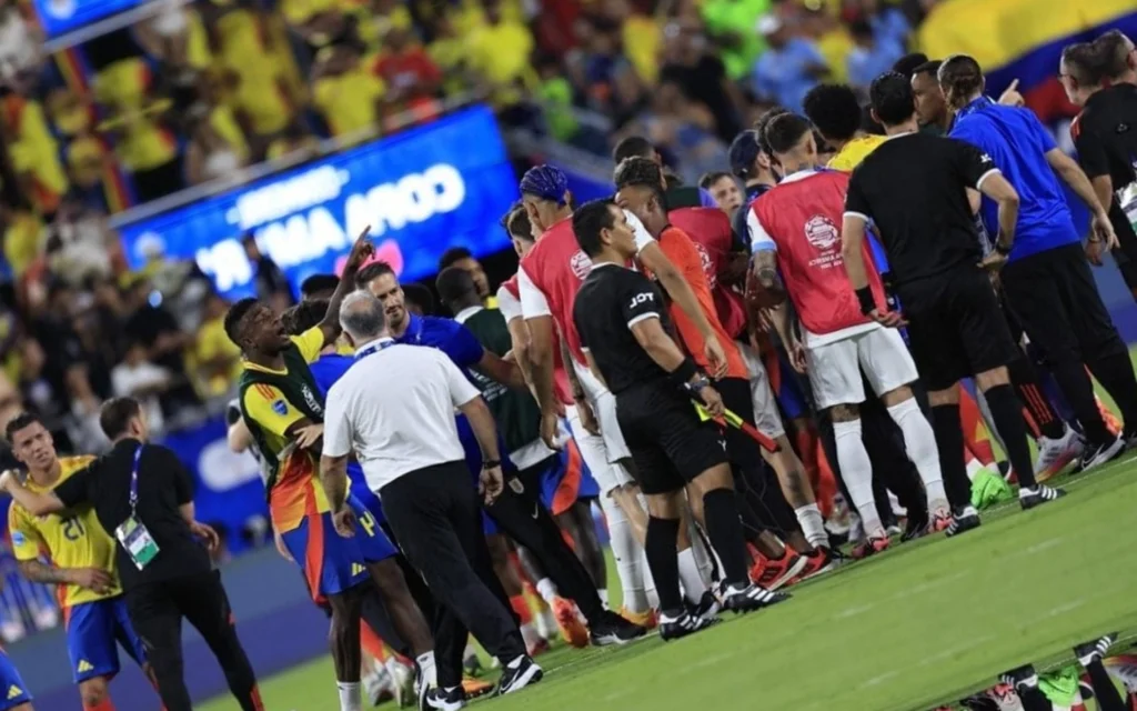 Uruguai x Colômbia termina em pancadaria entre jogadores e briga nas arquibancadas Jogadores de Uruguai e Colômbia brigaram ao fim da semifinal da Copa América (BUDA MENDES/AFP)