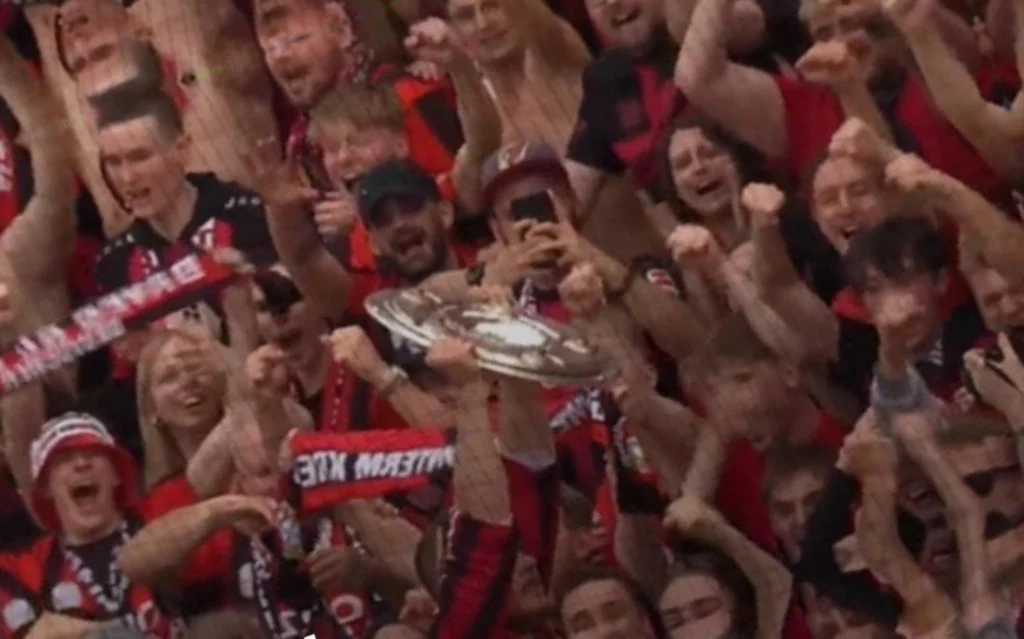 VÍDEO: Capitão do Bayer Leverkusen entrega taça da Bundesliga à torcida após confirmação do título (Foto: Reprodução)