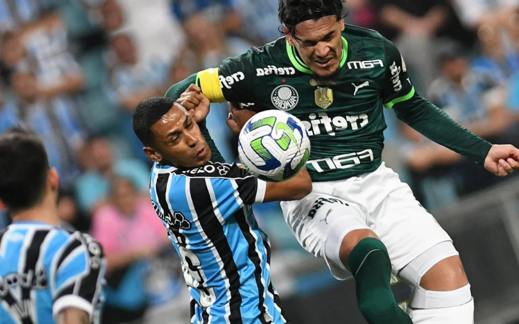 VÍDEO: Luis Suárez entra em troca de ofensas entre jogadores de Grêmio e Palmeiras Lance da partida entre Grêmio e Palmeiras em Porto Alegre (FOTO: Edu Andrade/FatoPress)