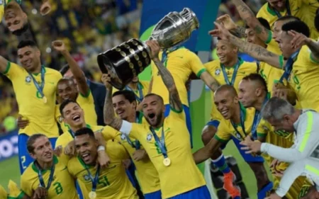 VÍDEO: O campeão voltou! Veja os gols da vitória do Brasil sobre o Peru no Maracanã (Foto: Juan MABROMATA / AFP)