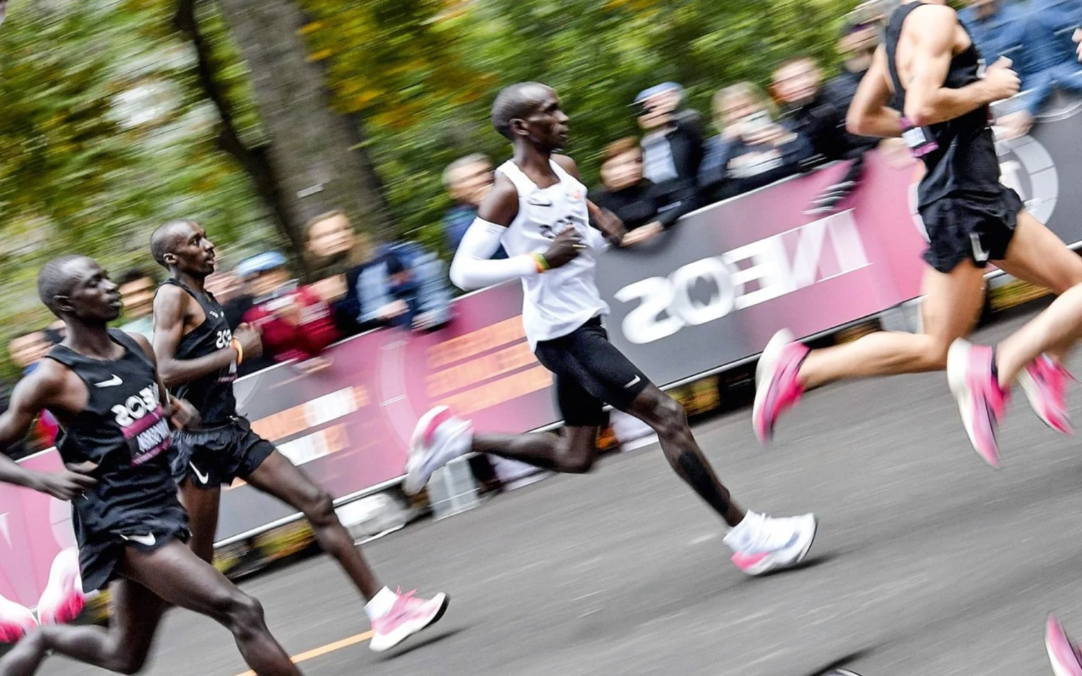 Vai comprar o seu primeiro tênis de corrida com placa de carbono? Veja cinco modelos  Especialistas têm sugerido que o uso desses tênis pode resultar em um aumento de 4% a 5% na velocidade dos corredores (Foto: Divulgação)