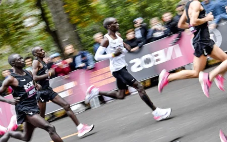 Vai comprar o seu primeiro tênis de corrida com placa de carbono? Veja cinco modelos  Especialistas têm sugerido que o uso desses tênis pode resultar em um aumento de 4% a 5% na velocidade dos corredores (Foto: Divulgação)