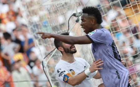 Valencia exige desculpas de Vini Jr por declaração sobre caso de racismo Vini Jr localiza torcedor que fazia gestos racistas durante jogo da La Liga (Foto: JOSE JORDAN/AFP)