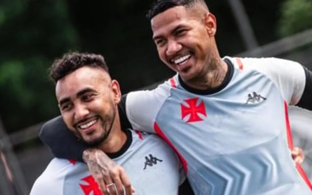 Vasco anuncia saída de meio-campista para clube da Série B Zé Gabriel e Payet durante treino no CT Moacyr Barbosa. (Foto: Leandro Amorim/Vasco)