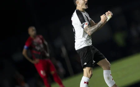 Vasco defende invencibilidade contra o Athletico-PR na Copa do Brasil Vegetti jogador do Vasco comemora seu gol durante partida contra o Athletico-PR no estadio Sao Januario pelo campeonato Brasileiro A 2024. Foto: Jorge Rodrigues/AGIF