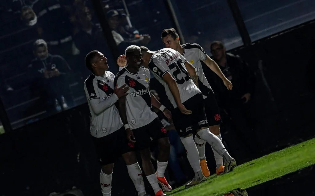 Vasco deve ter novidade entre os titulares contra o Athletico-PR na Copa do Brasil; veja provável escalação Vasco enfrenta o Athletico-PR pela Copa do Brasil (Foto: Thiago Ribeiro/AGIF)