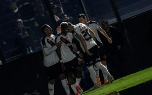 Vasco deve ter novidade entre os titulares contra o Athletico-PR na Copa do Brasil; veja provável escalação Vasco enfrenta o Athletico-PR pela Copa do Brasil (Foto: Thiago Ribeiro/AGIF)