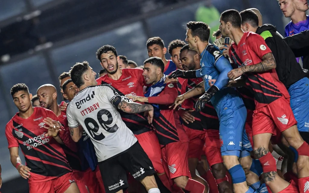 Vasco e Athletico-PR trocam provocações nas redes: ‘Basta ver quem iniciou a confusão’ Jogadores do Vasco e o do Atheltico se envolvem em confusão (Foto: Thiago Ribeiro/AGIF)