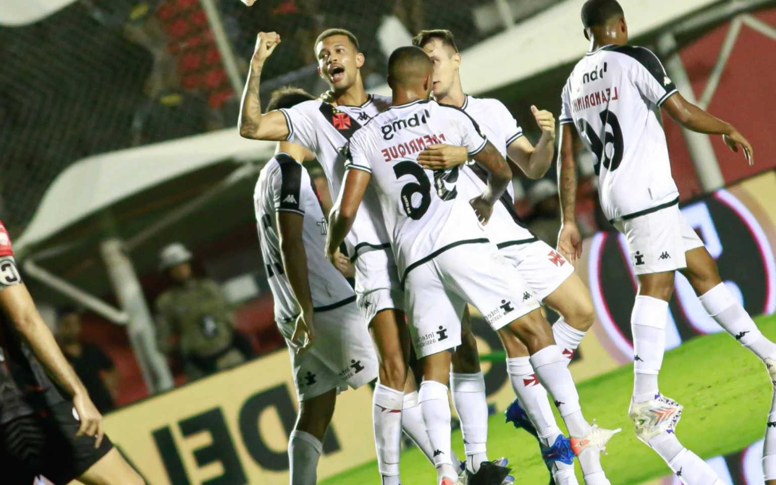 Vasco vence o Vitória fora de casa e encosta no pelotão de cima no Brasileirão João Victor