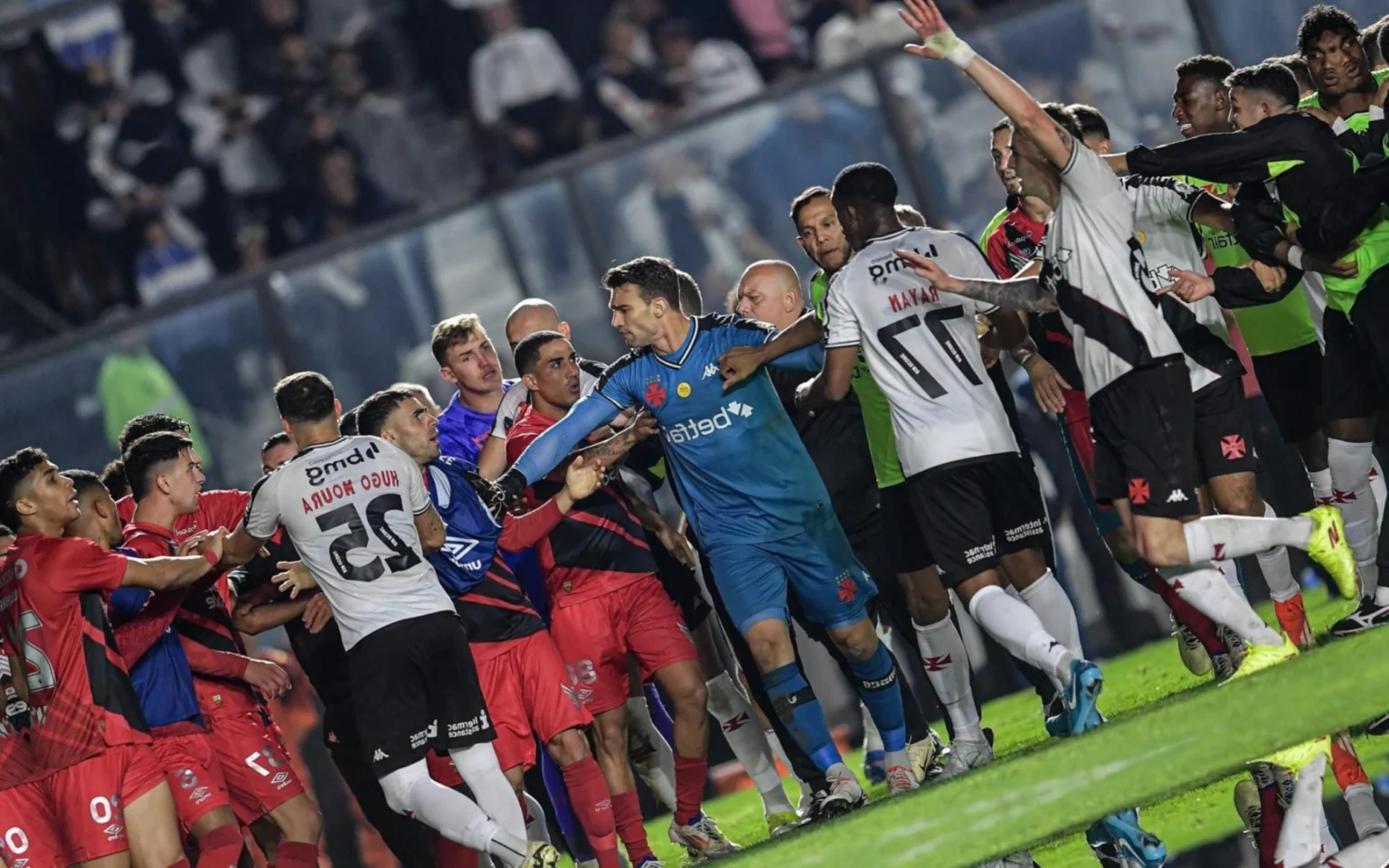 Vasco x Athletico-PR: árbitro relata expulsão de jogador em briga generalizada após o apito final Jogadores se envolvem em confusão após final de Vasco x Athletico-PR (Foto: Thiago Ribeiro/AGIF)