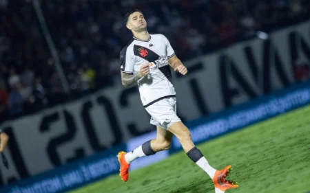 Vegetti pode ser decisivo mais uma vez para o Vasco em duelo contra Athletico-PR Vegetti é um dos melhores cabeceadores e duelistas do futebol brasileiro (Foto: Fabio Moreira Pinto/AGIF)