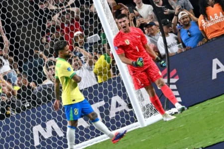 Veja melhores momentos e pênaltis de Brasil x Uruguai pela Copa América Douglas Luiz desperdiçou cobrança em Brasil x Uruguai (Foto: Frederic J. Brown / AFP)