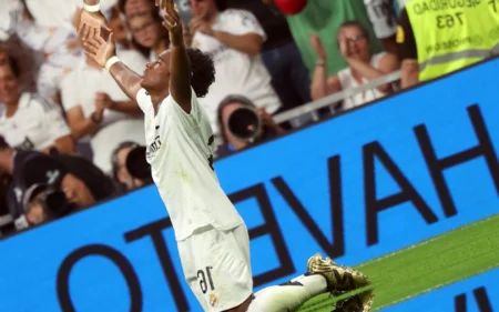 Veja o gol de Endrick na estreia oficial do atacante pelo Real Madrid Endrick celebra gol pelo Real Madrid em sua estreia oficial (Foto: Pierre-Philippe MARCOU / AFP)