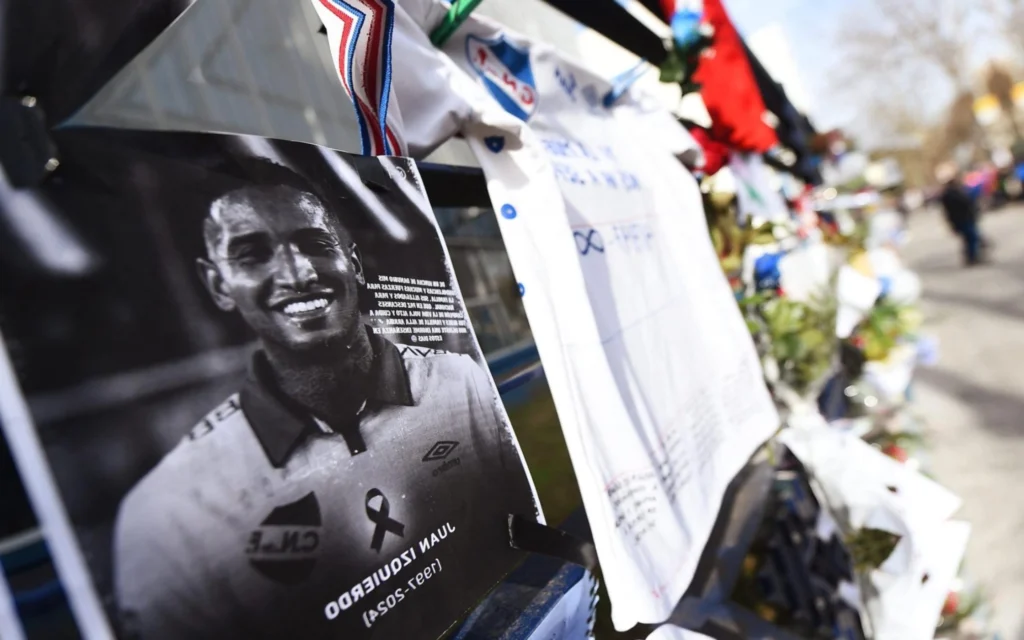 Velório de Izquierdo causa comoção no Uruguai; veja imagens Torcedores prestaram homenagem a Izquierdo em Montevidéu (Foto: Dante Fernandez / AFP)