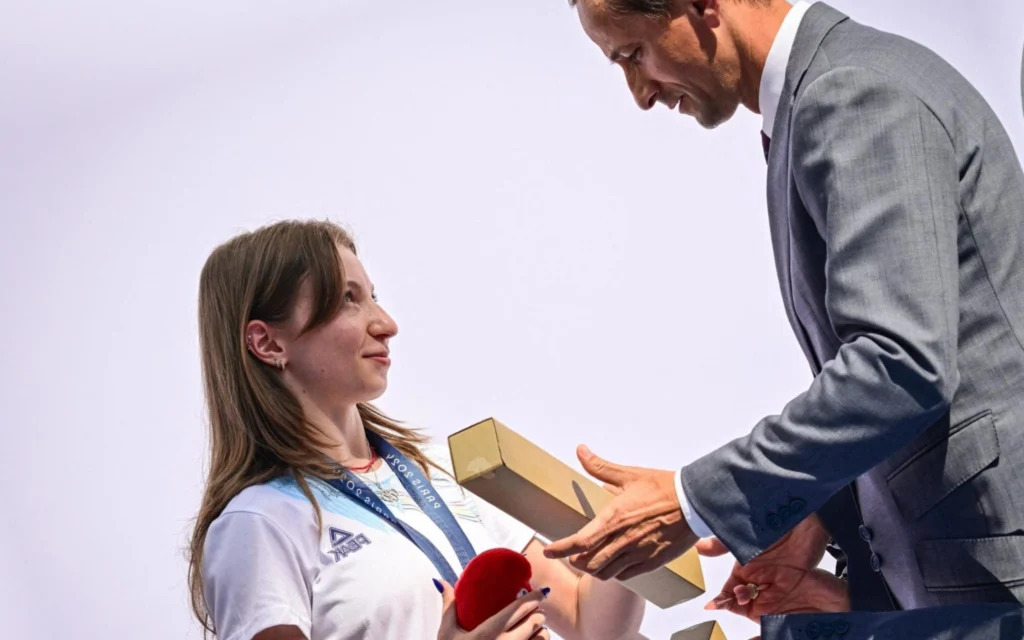 Vídeo: Ginasta romena Ana Barbosu recebe medalha após recurso em pódio polêmico Ginasta romena recebe a medalha após ter recurso aceito (Foto: Daniel Mihailescu/AFP)