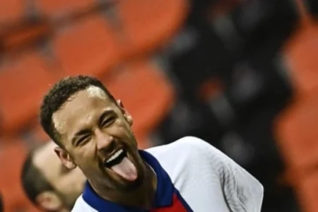 Vídeo: Neymar recebe festa surpresa de aniversário de amigos e familiares DAMIEN MEYER / AFP