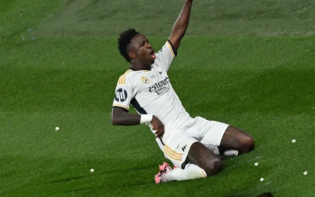 Vini Jr decide mais uma vez e Real Madrid vence a 15ª taça de Champions League na história Vinícius Jr comemora o segundo gol do Real Madrid na final. (Foto: AFP)