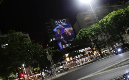 Vini Jr e Haaland estrelam campanha publicitária em projeção inovadora no Rio de Janeiro Vini Jr e Haaland são os novos embaixadores da marca "Clear" (Foto: Adriano Fontes/Divulgação)