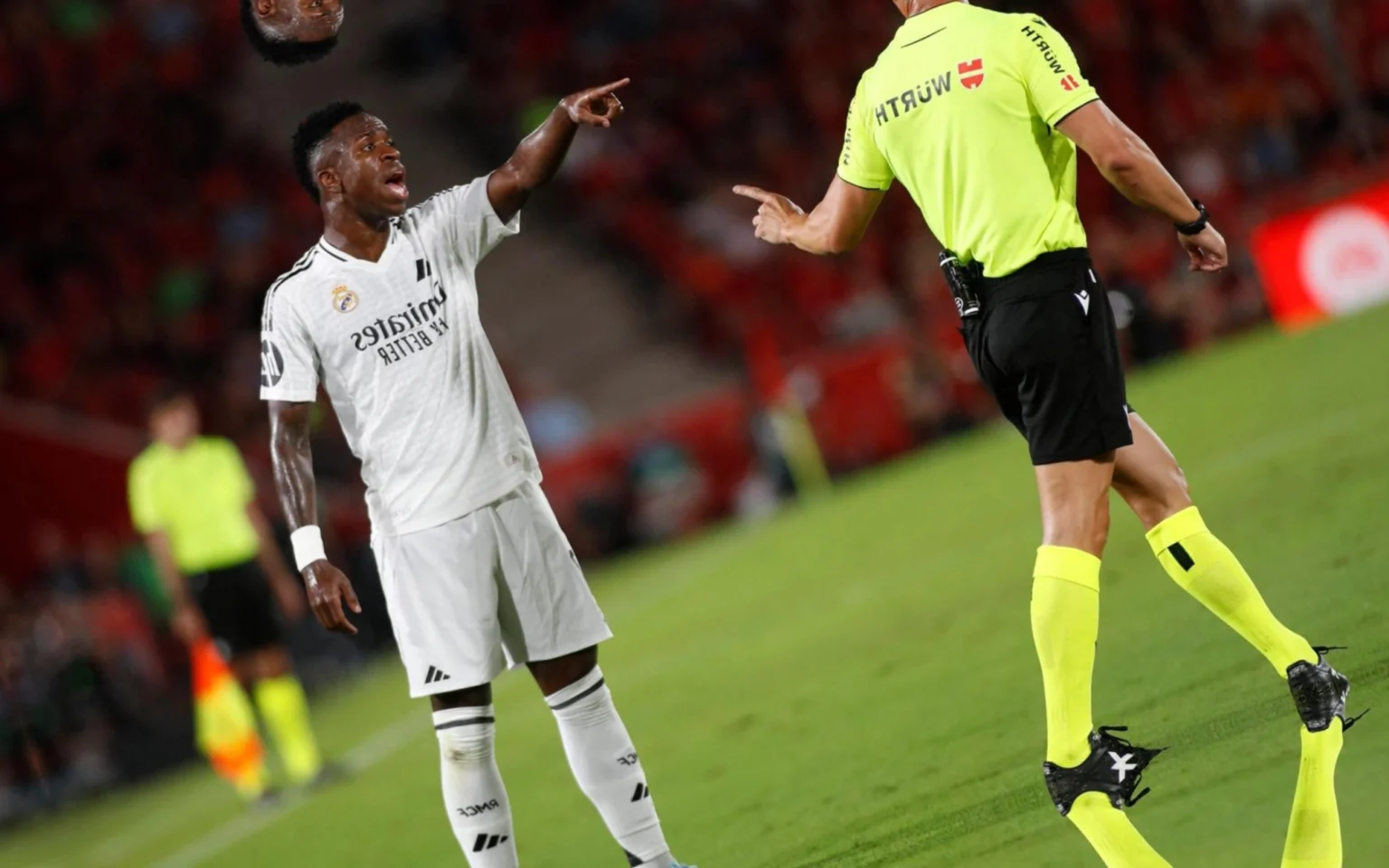 Vini Jr ironiza regra e árbitro de La Liga em jogo do Real Madrid Vini Jr discute com árbitro em jogo do Real Madrid (Foto: JAIME REINA / AFP)