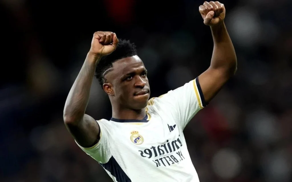 Vinicius Jr curte show ao lado de cantora e modelo venezuelana; veja vídeo Vinicius Junior comemora gol pelo Real Madrid (Foto: Florencia Tan Jun/AFP)