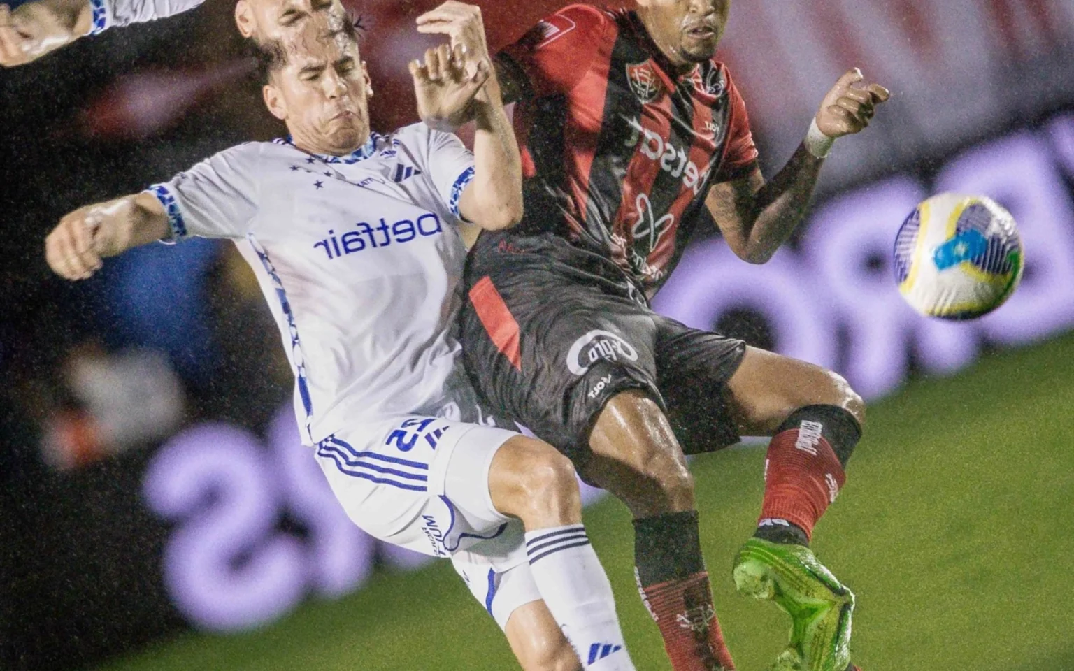 Vitória cede no fim e empata com o Cruzeiro no Brasileirão Vitória e Cruzeiro empataram pelo Brasileirão (Foto: Jhony Pinho/AGIF)