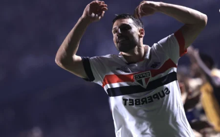 Vitória do São Paulo define penúltimo sul-americano no Super Mundial da Fifa Calleri celebra vitória do São Paulo sobre o Nacional (Foto: Marcello Zambrana/AGIF)