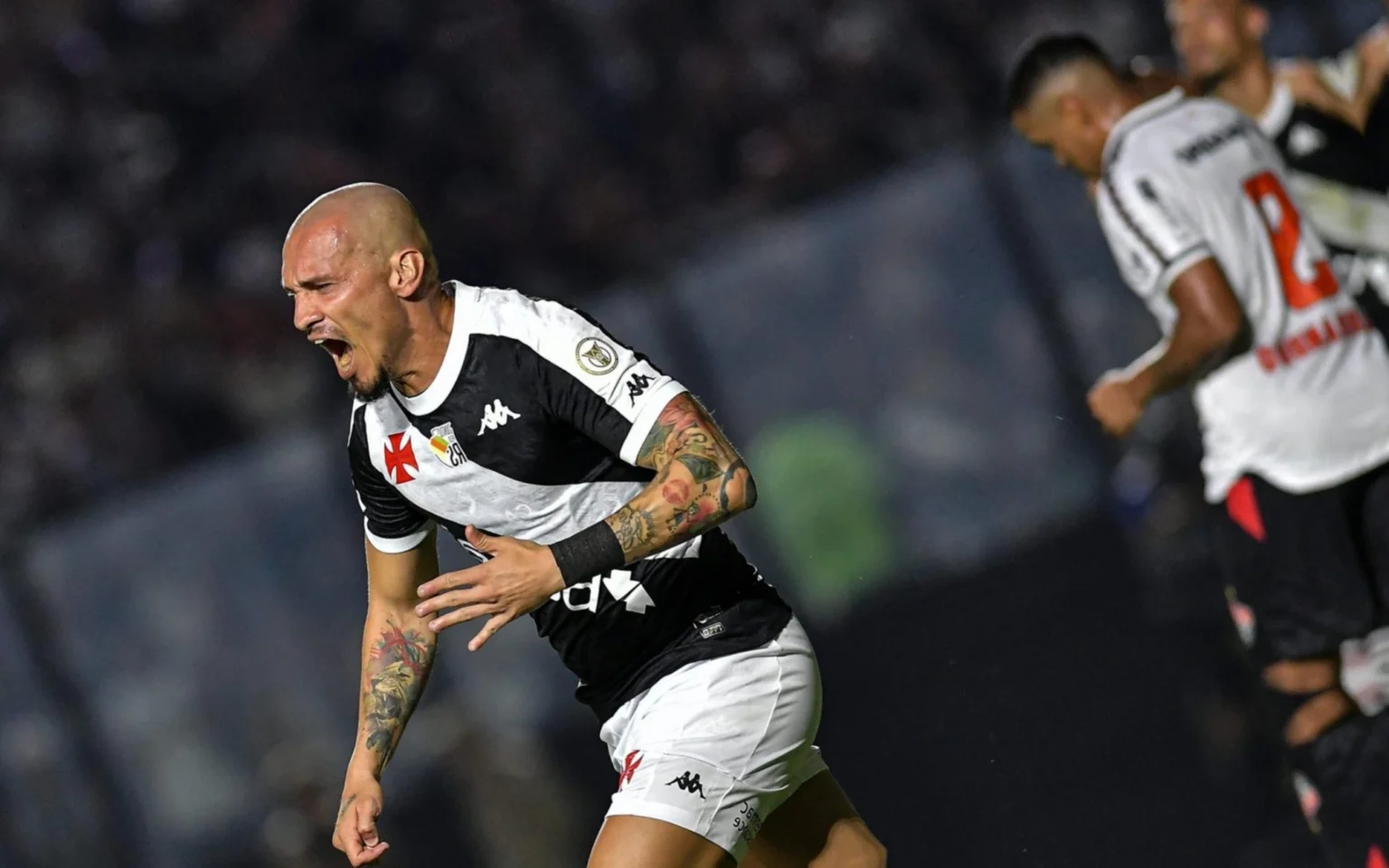 Vitória x Vasco: como é o histórico do confronto? Maicon jogador do Vasco comemora seu gol durante partida contra o Vitoria no estadio Sao Januario pelo campeonato Brasileiro A 2024. Foto: Thiago Ribeiro/AGIF