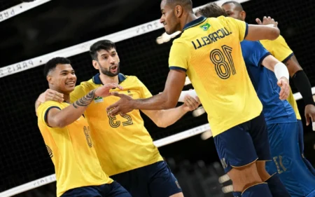 Vôlei nas Olimpíadas: veja horário e onde assistir a Brasil x Egito Brasileiros precisam vencer esta partida (Foto: Natalia KOLESNIKOVA / AFP)