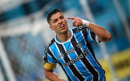 Web clama por permanência de Suárez: ‘Vai perder Libertadores para jogar a MLS?’ Torcedores clamam pela permanência de Suárez para jogar a Libertadores (Lucas Uebel/Grêmio FBPA)