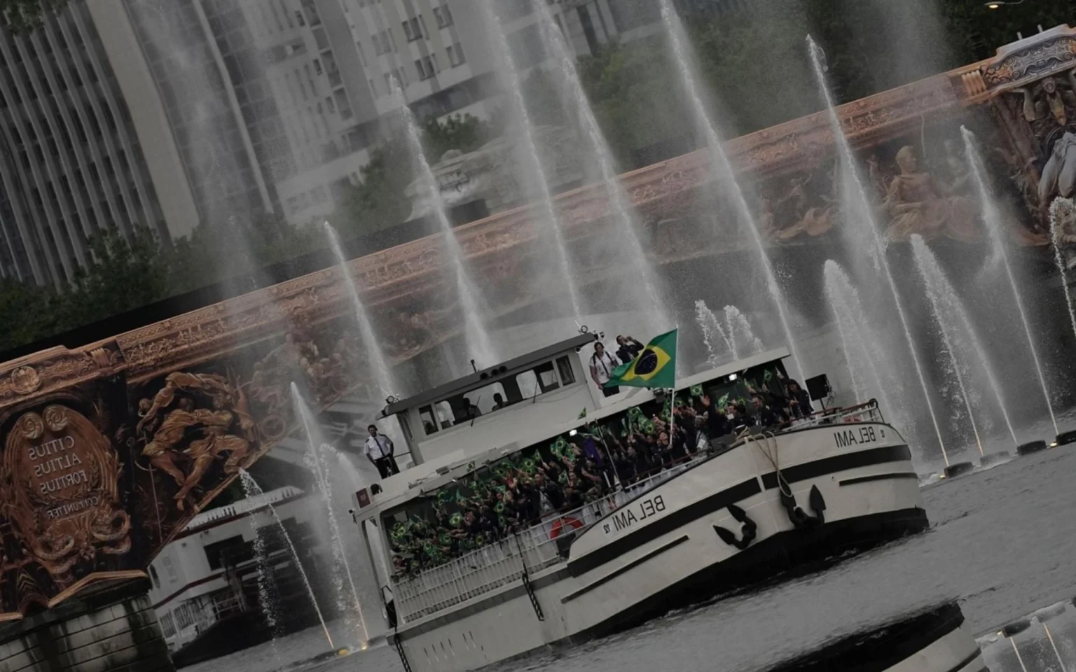 Web compara embarcação do Brasil na abertura das Olimpíadas com ‘Cruzeiro do Neymar’ Raquel Kochhann e Isaquias Queiroz foram os porta-bandeiras do Brasil (Foto: Alexandre Loureiro/COB)