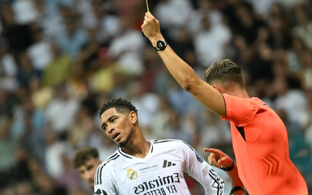 Web detona Bellingham após primeiro tempo na Supercopa da Uefa: ‘Melhor que o Neymar?’ Jude Bellingham toma amarelo na decisão da Supercopa da Uefa. (Photo by Sergei GAPON / AFP)