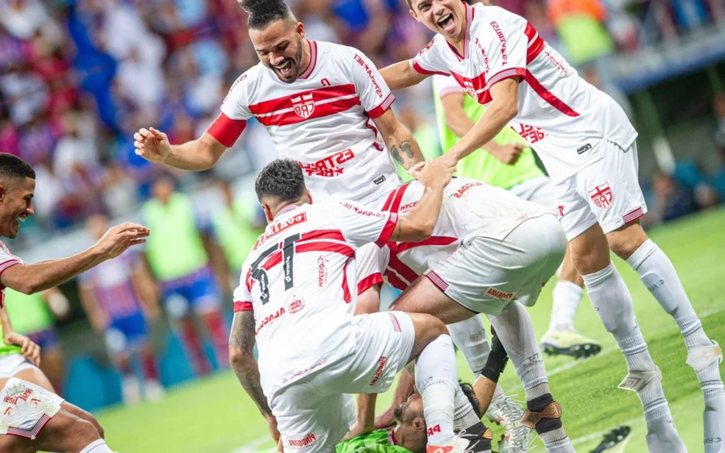 Web reage à eliminação do Bahia na Copa do Nordeste: ‘Gastaram milhões para isso?’ Jogadores do CRB comemoram classificação à final da Copa do Nordeste (Foto: Jhony Pinho/AGIF)