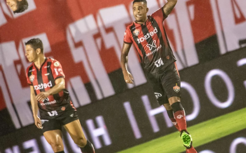 Web se emociona com pintura de Alerrandro em Vitória x Cruzeiro: ‘Gol mais bonito do futebol brasileiro’ Alerrando ampliou para o Vitória (Foto: Jhony Pinho/AGIF)