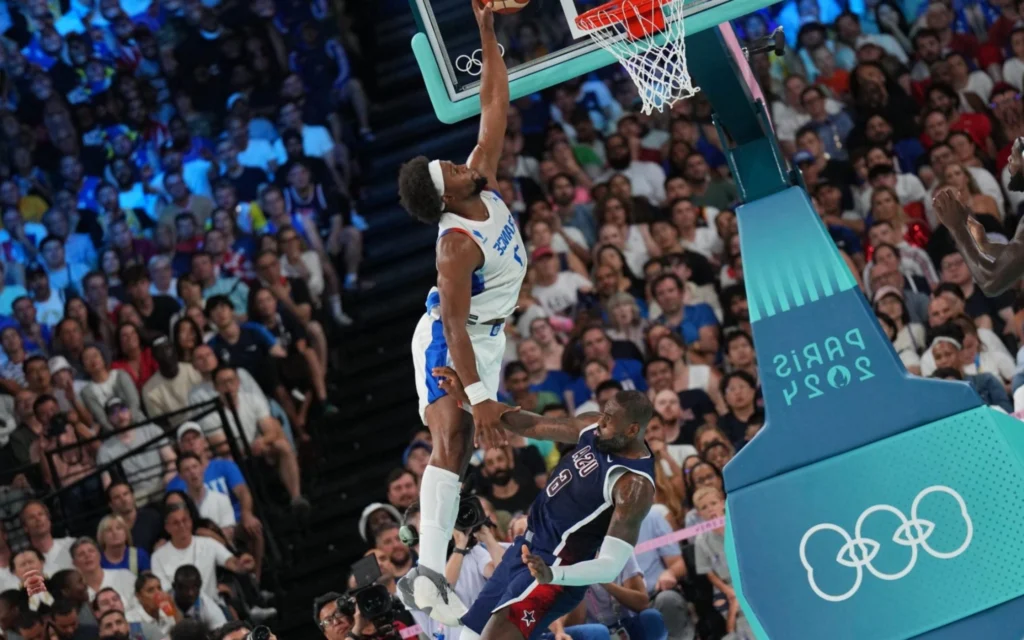 Web vai à loucura com enterrada de Yabusele sobre LeBron James em EUA x França nas Olimpíadas: ‘Humilhado por jogadorzinho’ Yabusele entrerra contra Lebron James (Foto: Jesse D. Garrabrant / NBAE / Getty Images / Getty Images via AFP)