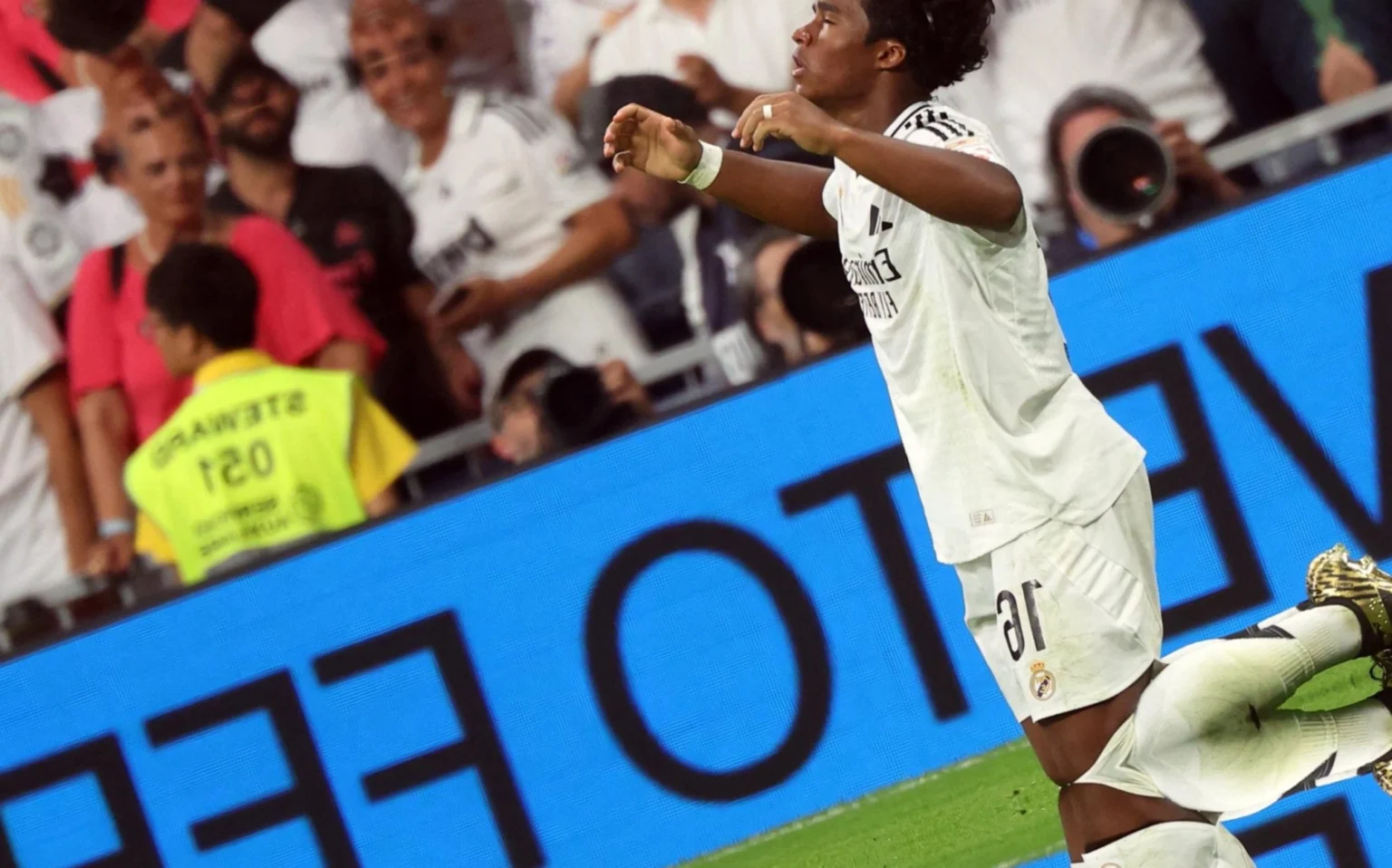 Web vai à loucura com gol de Endrick em estreia pelo Real Madrid: ‘Muita estrela’ Endrick comemora gol pelo Real Madrid na estreia (Foto: Pierre-Philippe Marcou / AFP)