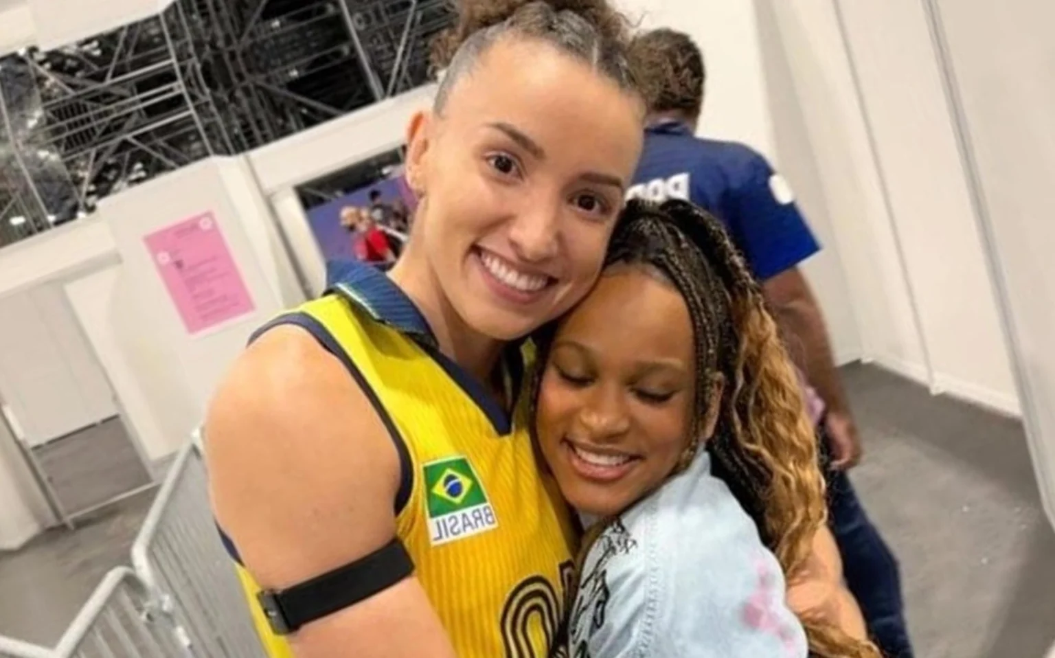 Web vai à loucura com nova interação de Rebeca Andrade e Gabi Guimarães nas redes Gabi Guimarães e Rebeca Andrade após uma partida do vôlei feminino nas Olimpíadas de PARIS 2024 (Foto: Reprodução)