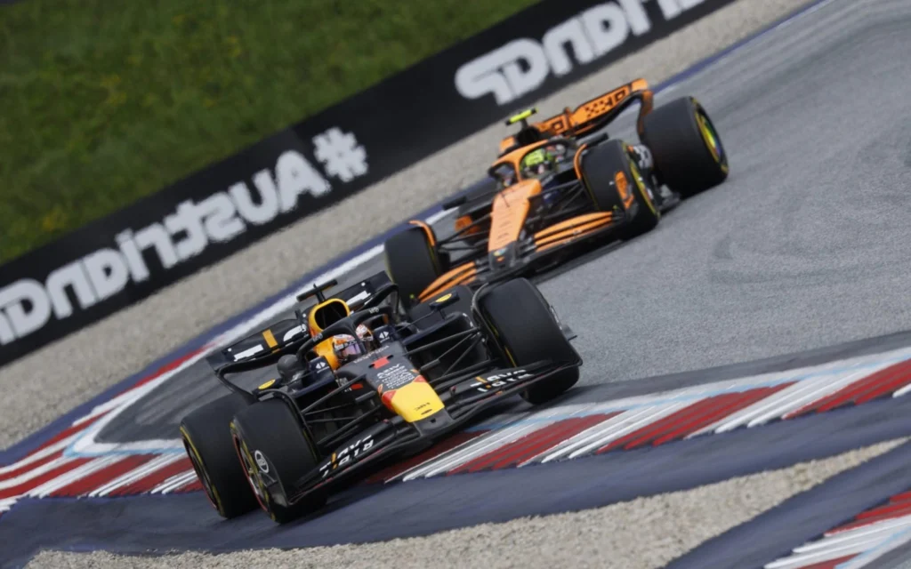 Web vai à loucura com o acidente entre Norris e Verstappen: ‘Quero ver essa amizade depois dessa’ Toque entre Verstappen e Norris foi o principal assunto das redes sociais (Foto: ERWIN SCHERIAU / AFP)