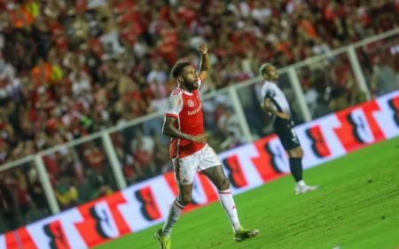 Wesley marca golaço