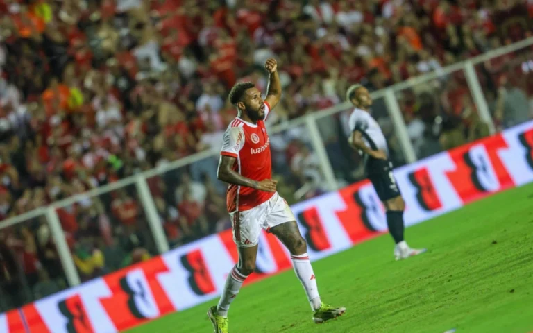 Wesley marca golaço