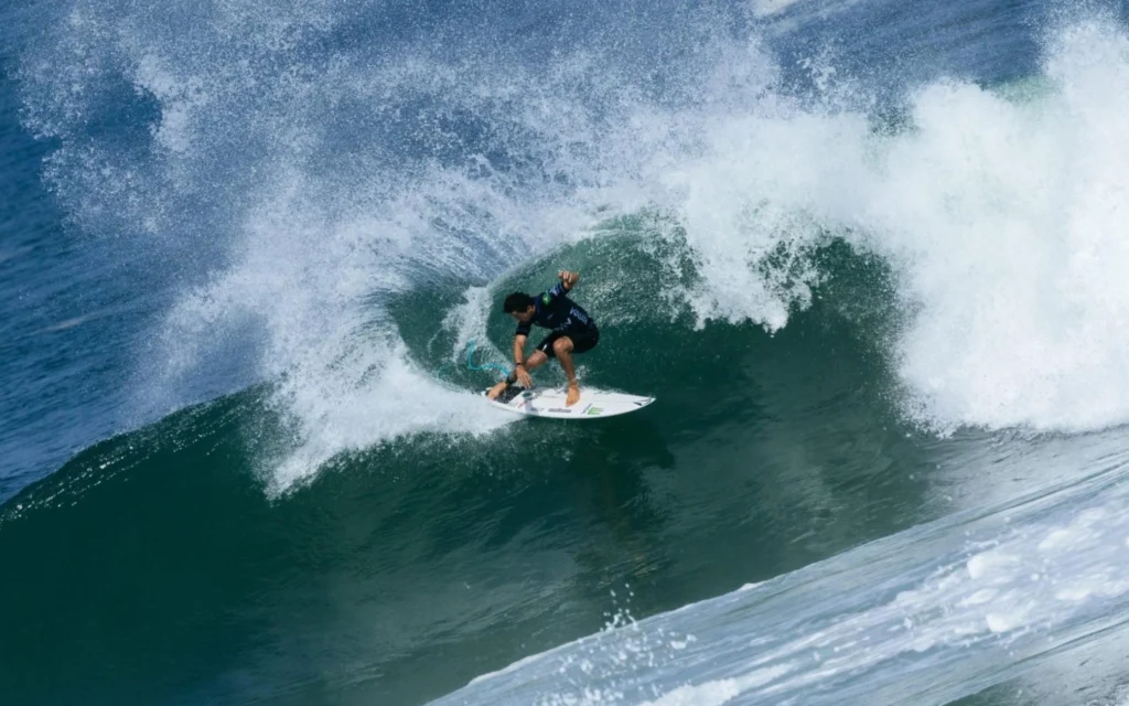 Yago Dora e Ítalo Ferreira brilham e farão final brasileira na WSL