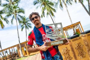 Yago Dora elimina rivais, perde título para John John Florence