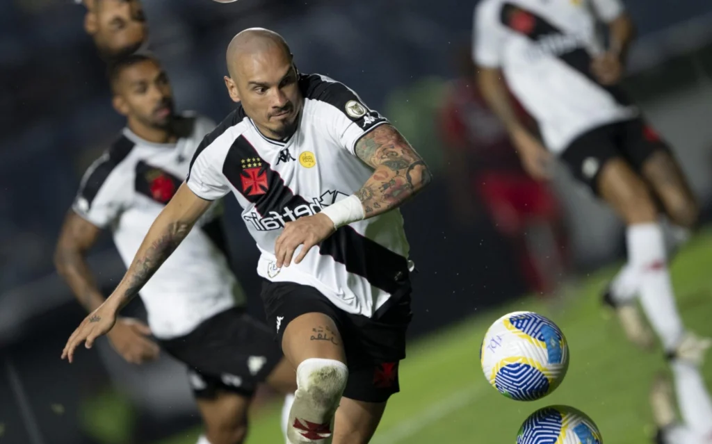 Zagueiro do Vasco vira piada entre torcedores por cena inusitada no fim do jogo Zagueiro do Vasco se atrapalhou ao tentar pular uma placa de publicidade (Foto: Jorge Rodrigues/AGIF)