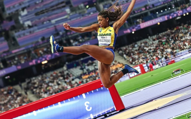 Zileide Cassiano conquista medalha de prata para o Brasil no salto em distância (T20) Zileide Cassiano disputando a final do salto em distância em Paris 2024 (Foto: Foto: Ale Cabral/CPB)